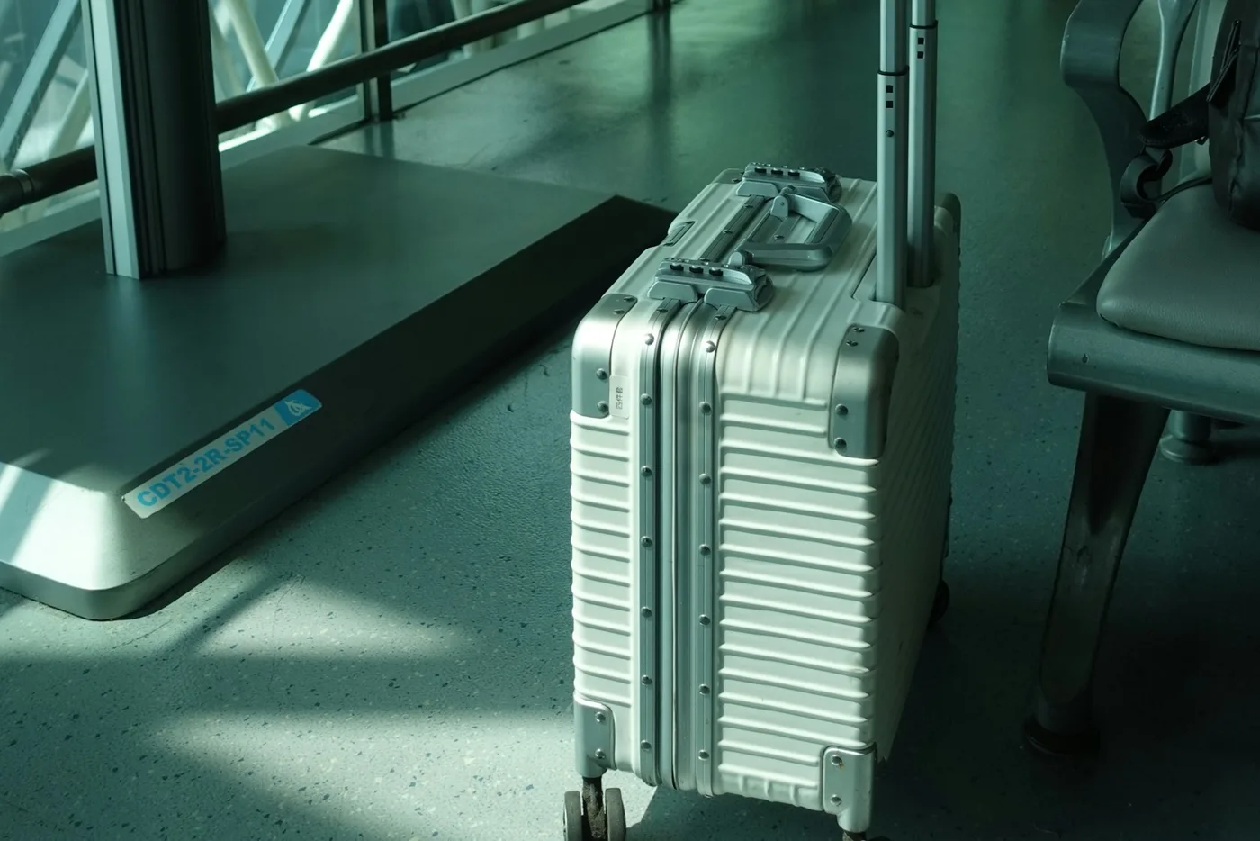 空港ロビーに置かれた大型のハードケーススーツケース